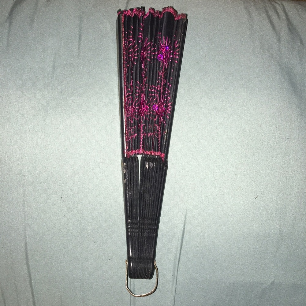 Beautiful “Chinese Fan” - Picture 3 of 3